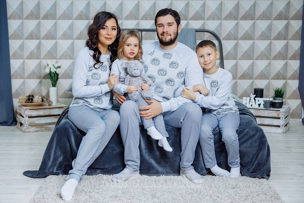 Семья, мама папа дочка и сын в одинаковых пижамах